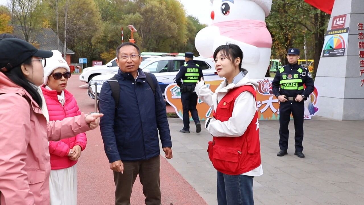 “红马甲”在景区贴心服务