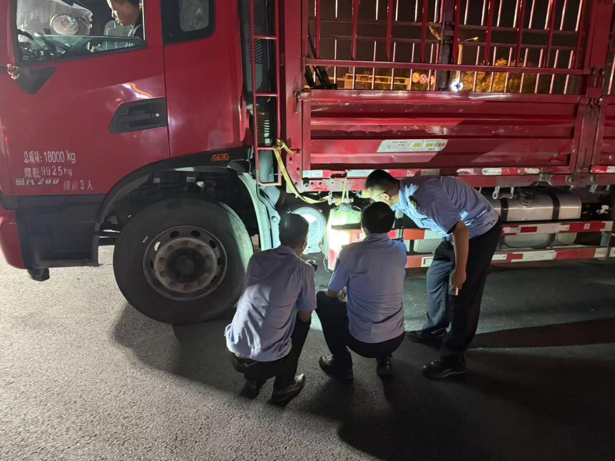 移動源污染防治攻堅!咸陽市生態環境局高新分局嚴查重型貨車