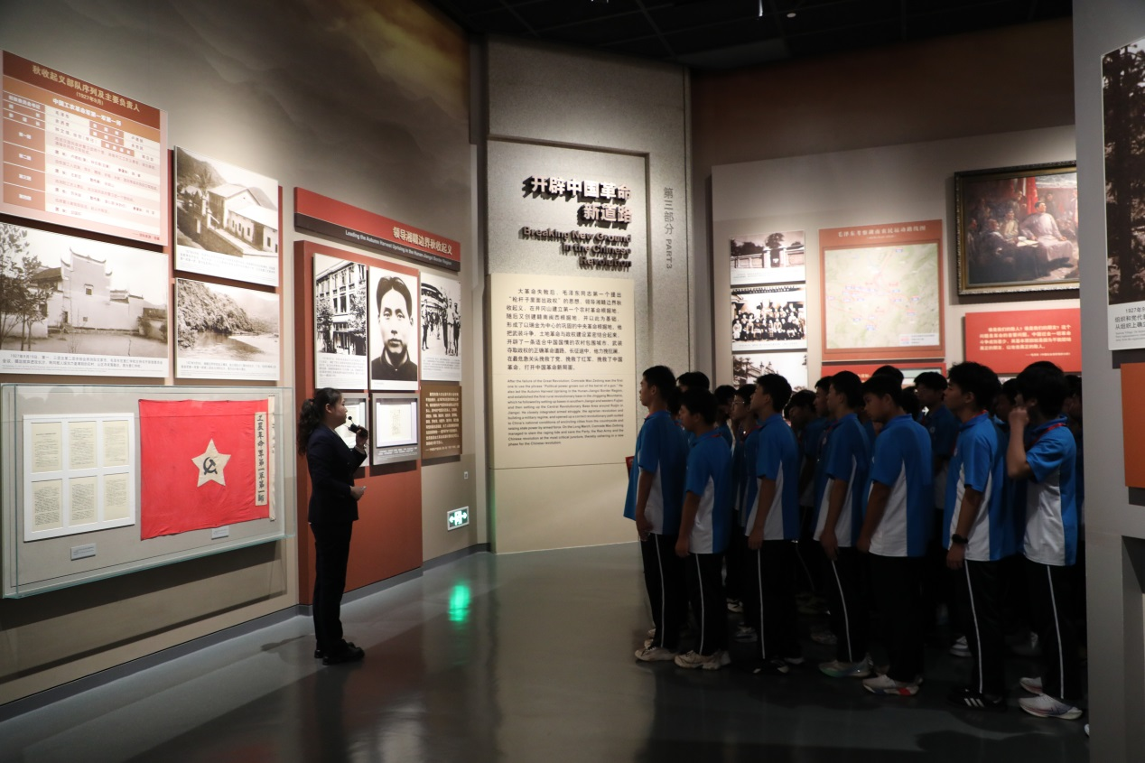 参观毛泽东纪念馆