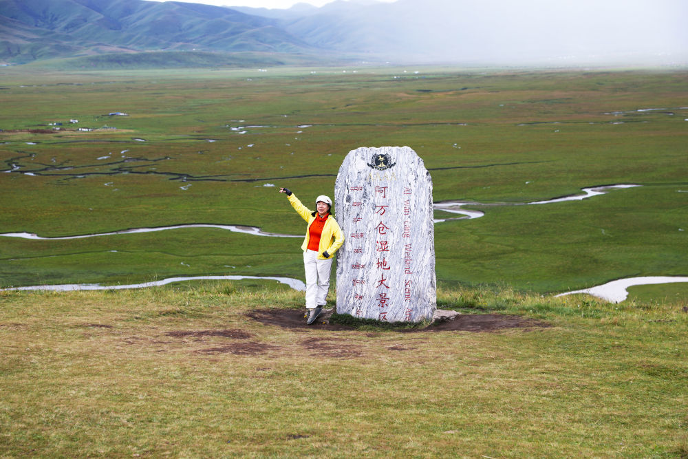 游客在阿万仓湿地拍照“打卡” 新华社记者 马莎 摄