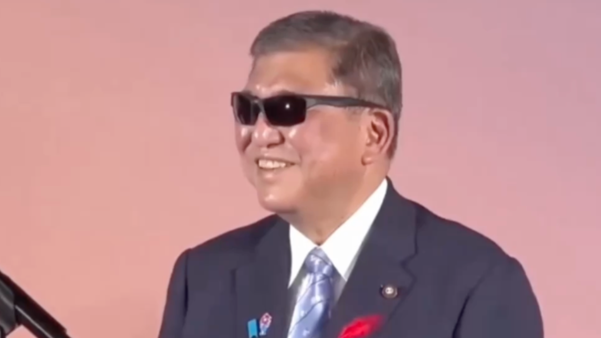 ？认真的？“佩戴眼镜的优雅形象获得业界广泛认可”，卸任首相前石破茂获“日本最佳眼镜佩戴者”奖