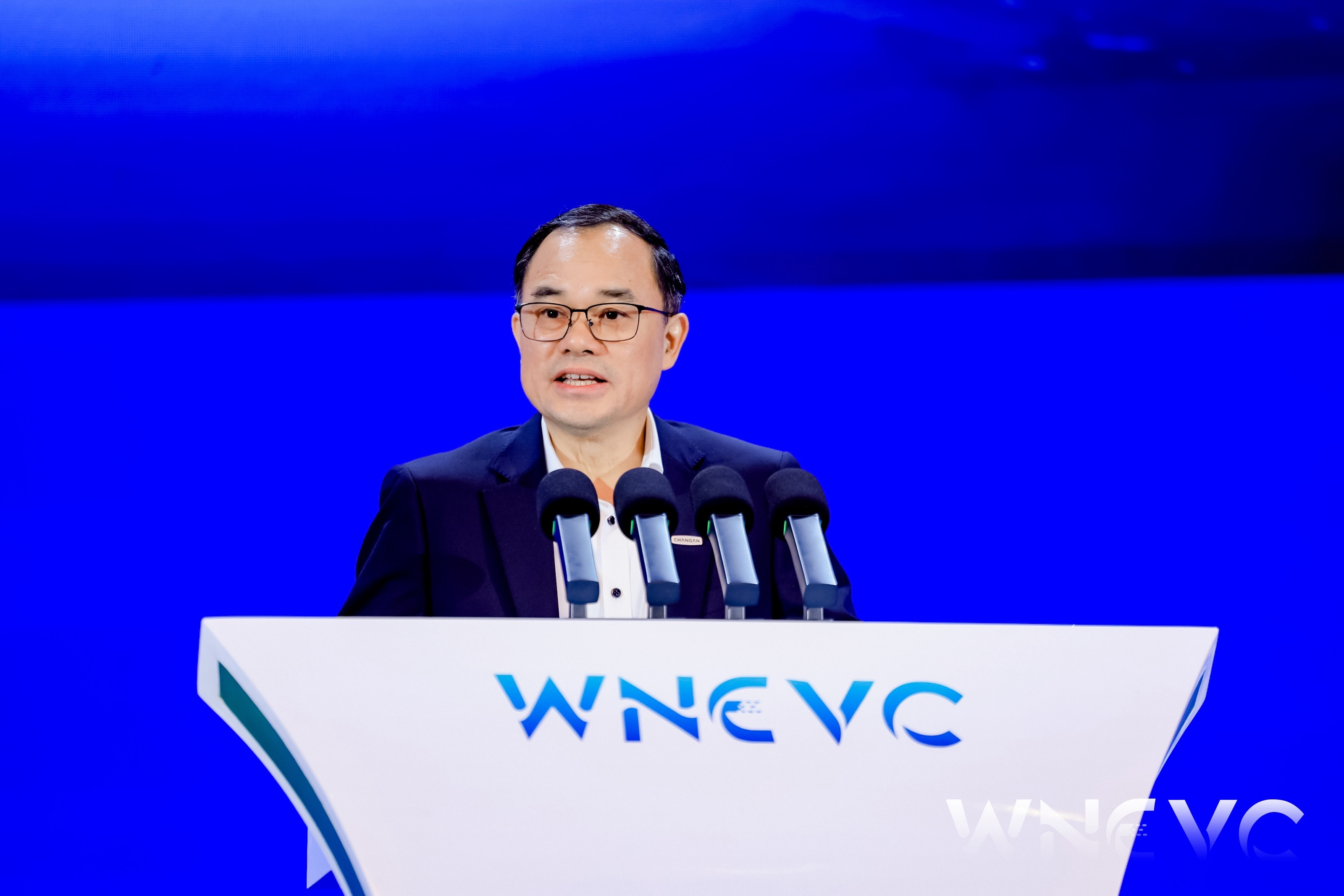 长安朱华荣：多技术路线协同、多品牌发展，是中国众多车企的选择_长安汽车朱华荣哪里人