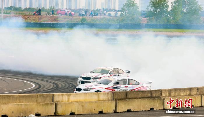 湖北武汉:赛车飘移大赛激情上演