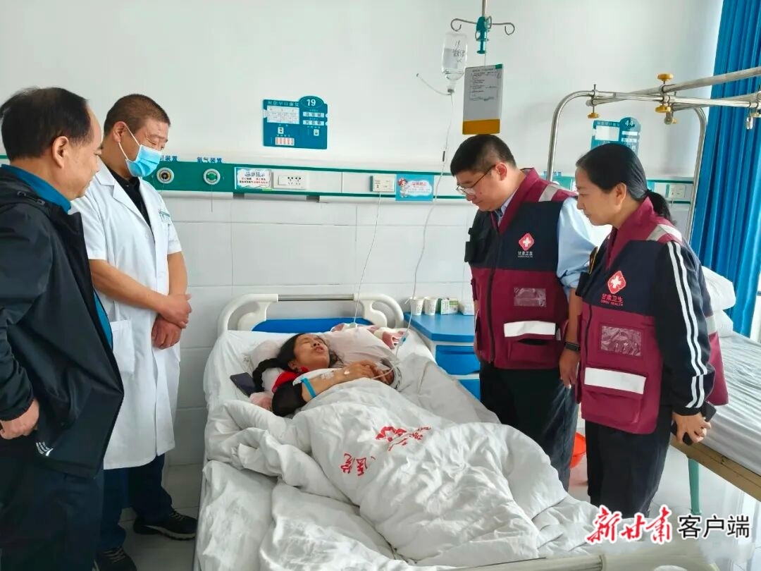 省市县卫健部门联合组建的10人专业心理服务团队,深入一线为受灾群众提供心理疏导服务。图片由定西市卫健委提供