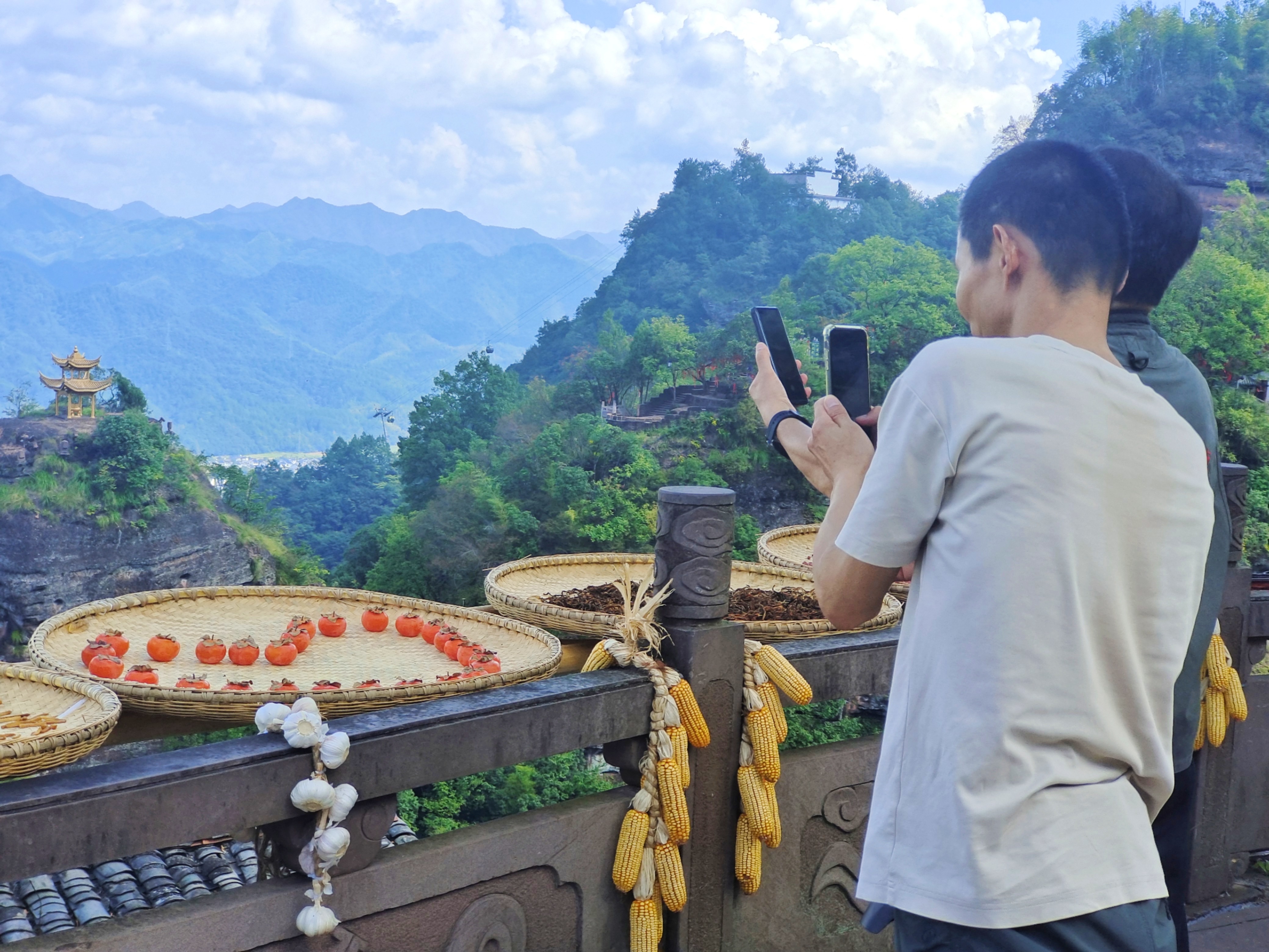 安徽休宁县:客入齐云“丰”景图