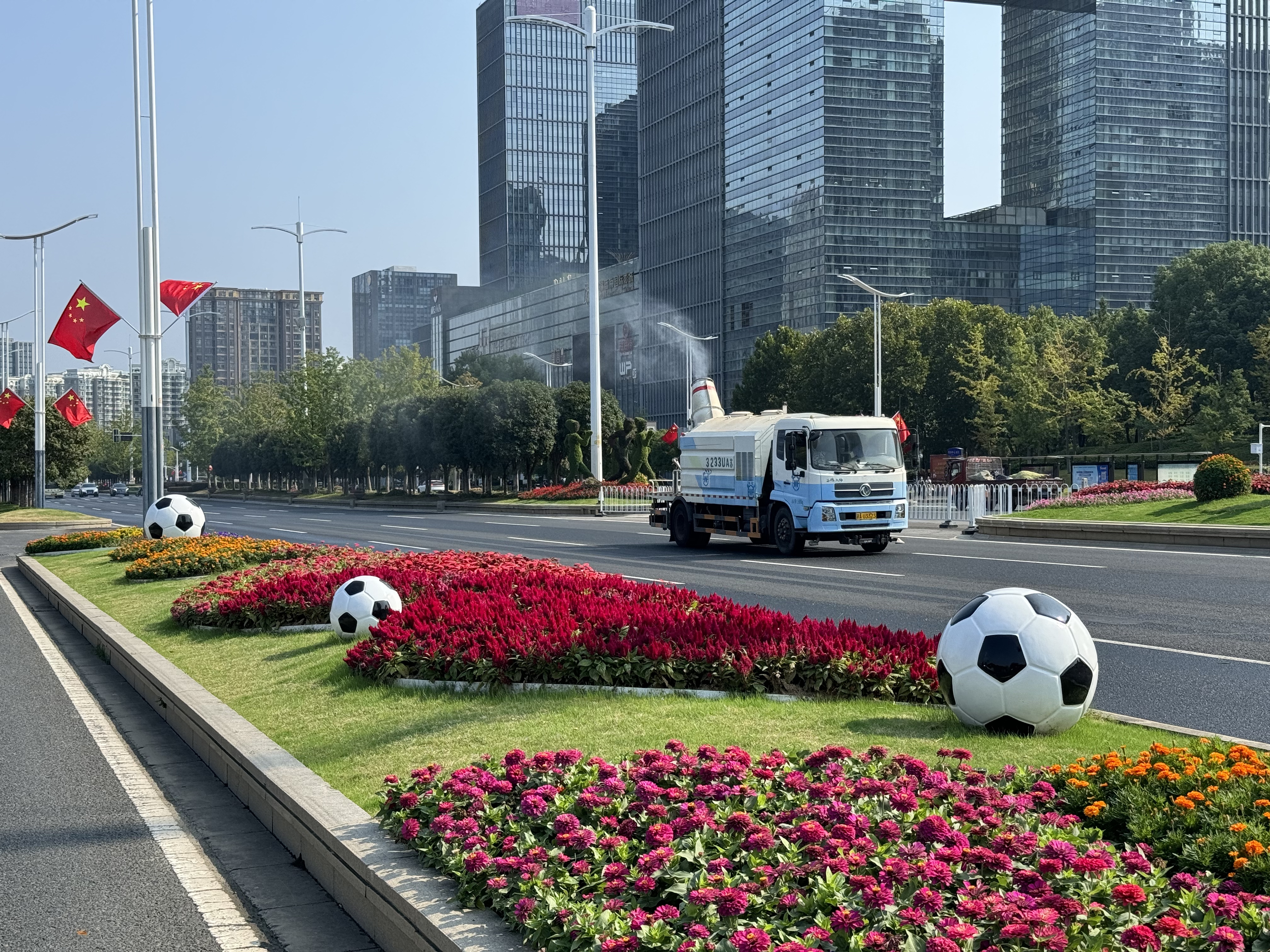 680余人次值守、超1万个车位供给!南京城管细致保障,让苏超南京主场 “畅” 且 “靓”