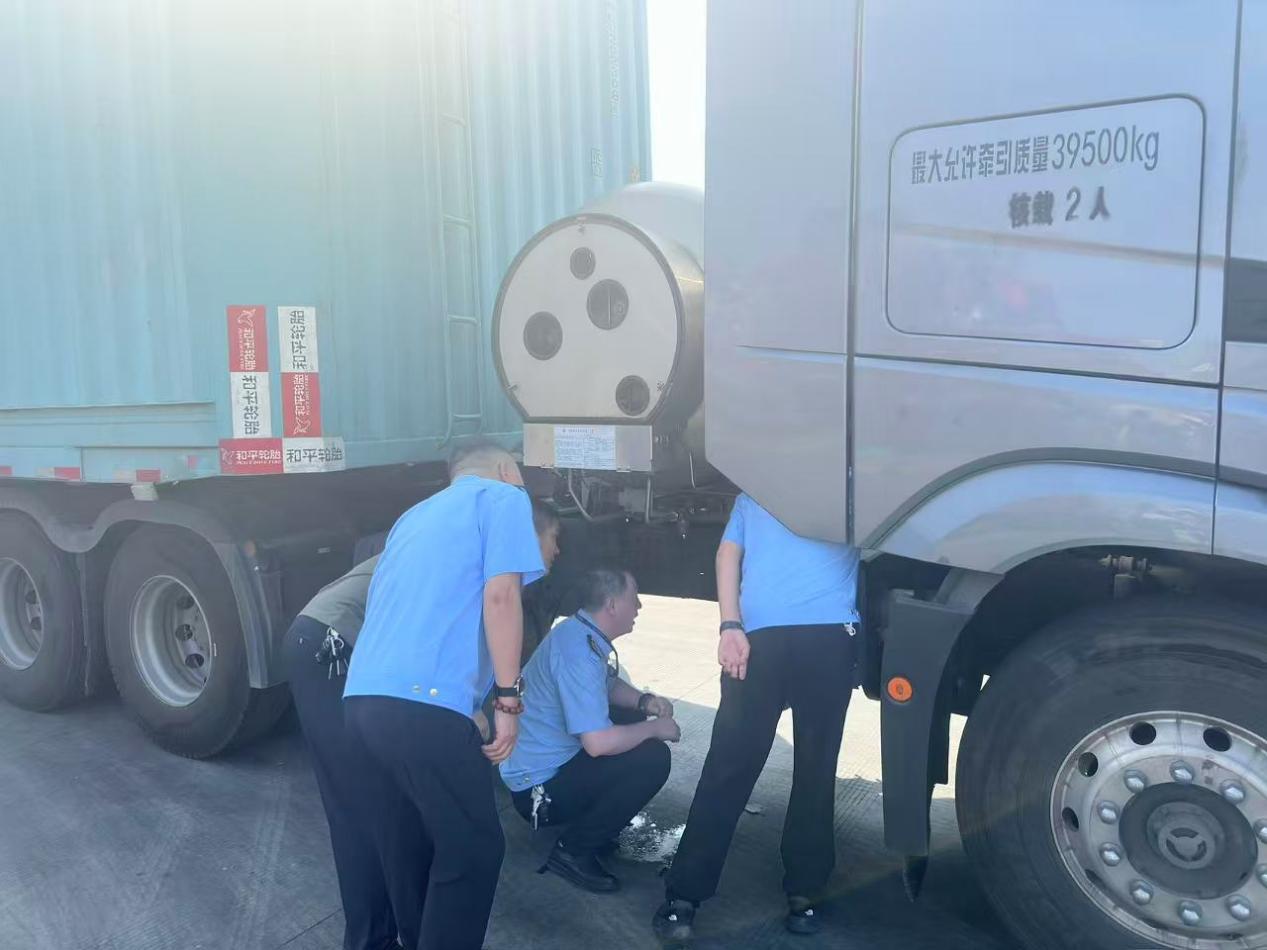 移動源污染防治攻堅!咸陽市生態環境局高新分局嚴查重型貨車
