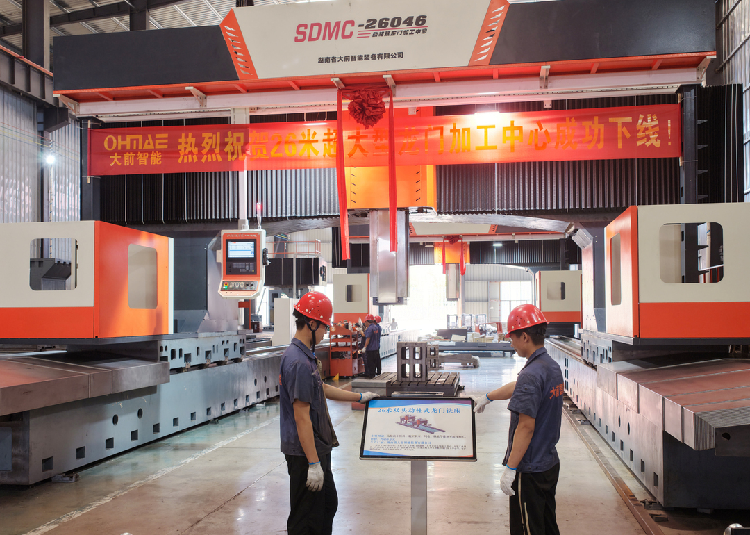 (10月2日,洞口经济开发区纽恩驰(湖南)环境产业有限公司,工人在生产新能源环卫车。国庆中秋假期期间,该园区多家企业员工坚守岗位,加班加点赶制订单产品。 滕治中 摄(湖南图片库) )