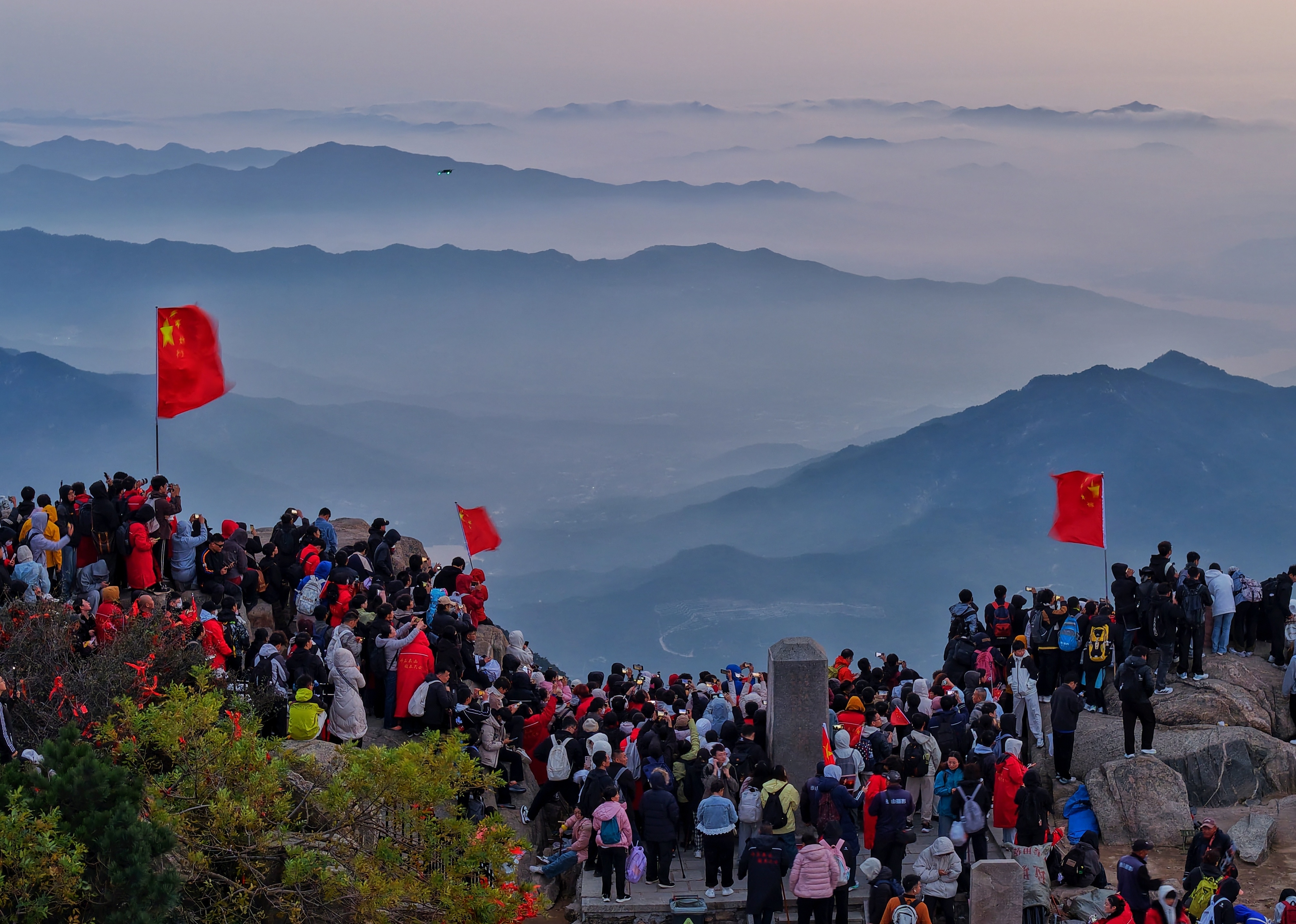 万名游客泰山放歌 歌唱祖国