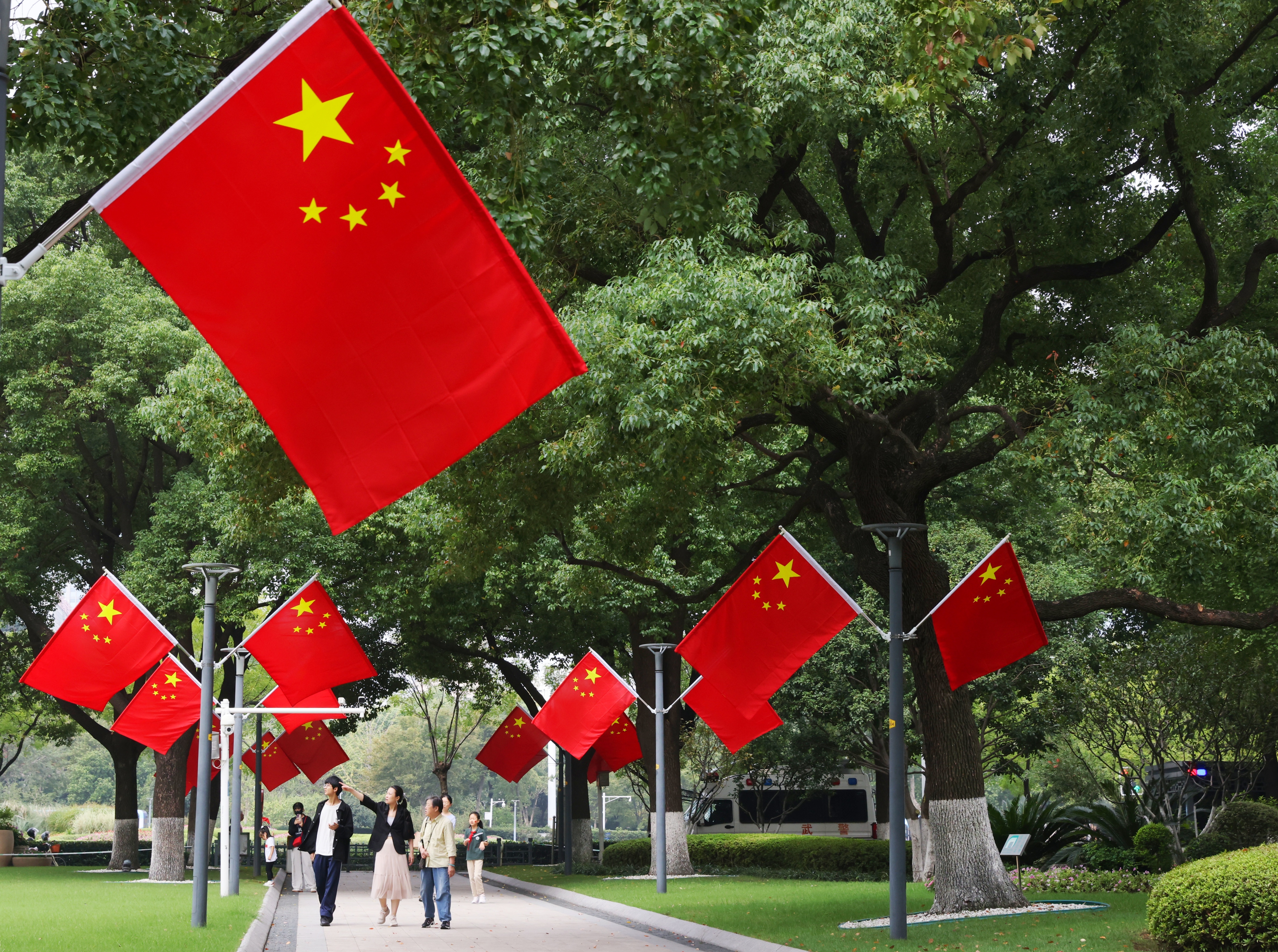 上午9时，鼓楼广场举行升旗仪式，市民自发前来参加仪式。崔晓 戚珂嘉 摄