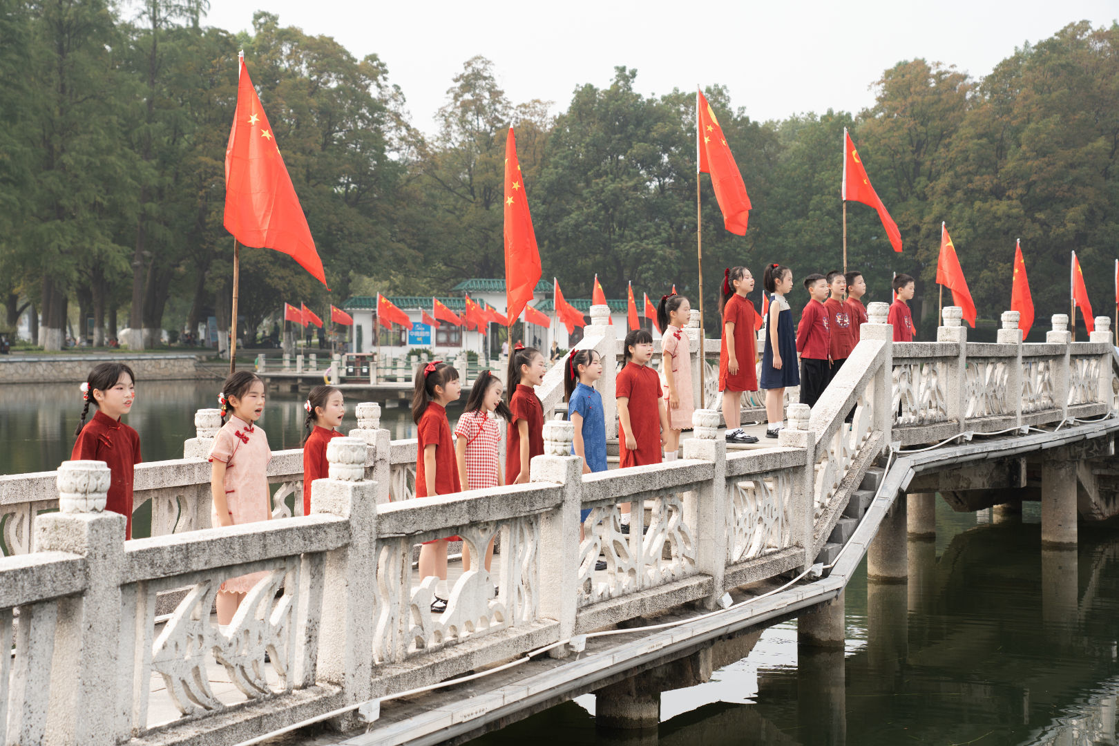升旗游园歌盛世！这个国庆 东湖听涛这样为祖国庆生……
