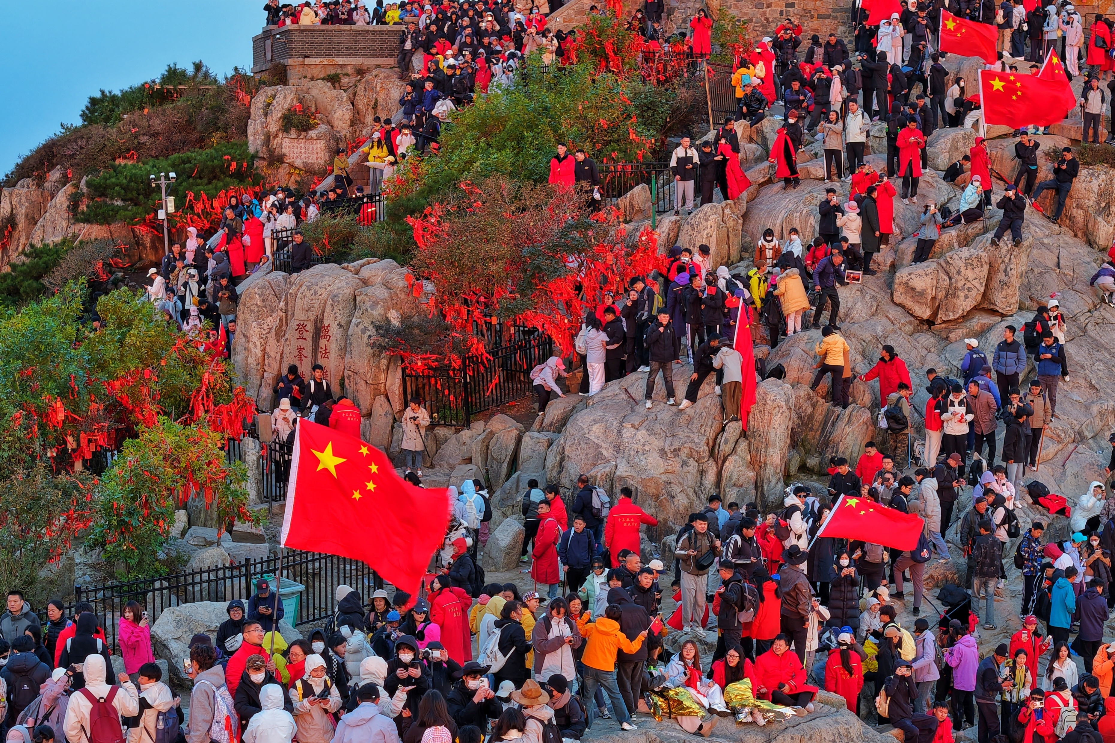 泰山之巅气象万千 游客祝福祖国繁荣昌盛、国泰民安