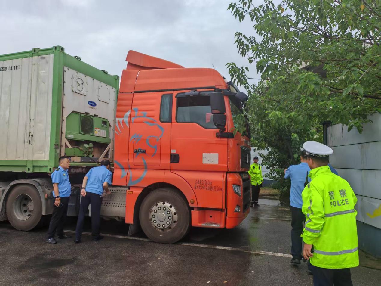 移動源污染防治攻堅!咸陽市生態環境局高新分局嚴查重型貨車