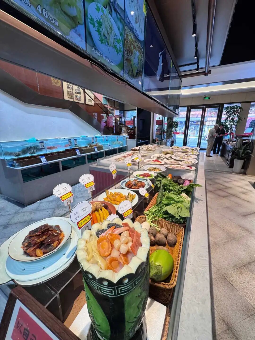 ▲国庆之前，东福园鼓楼店将一楼进行了改造。周晖 摄