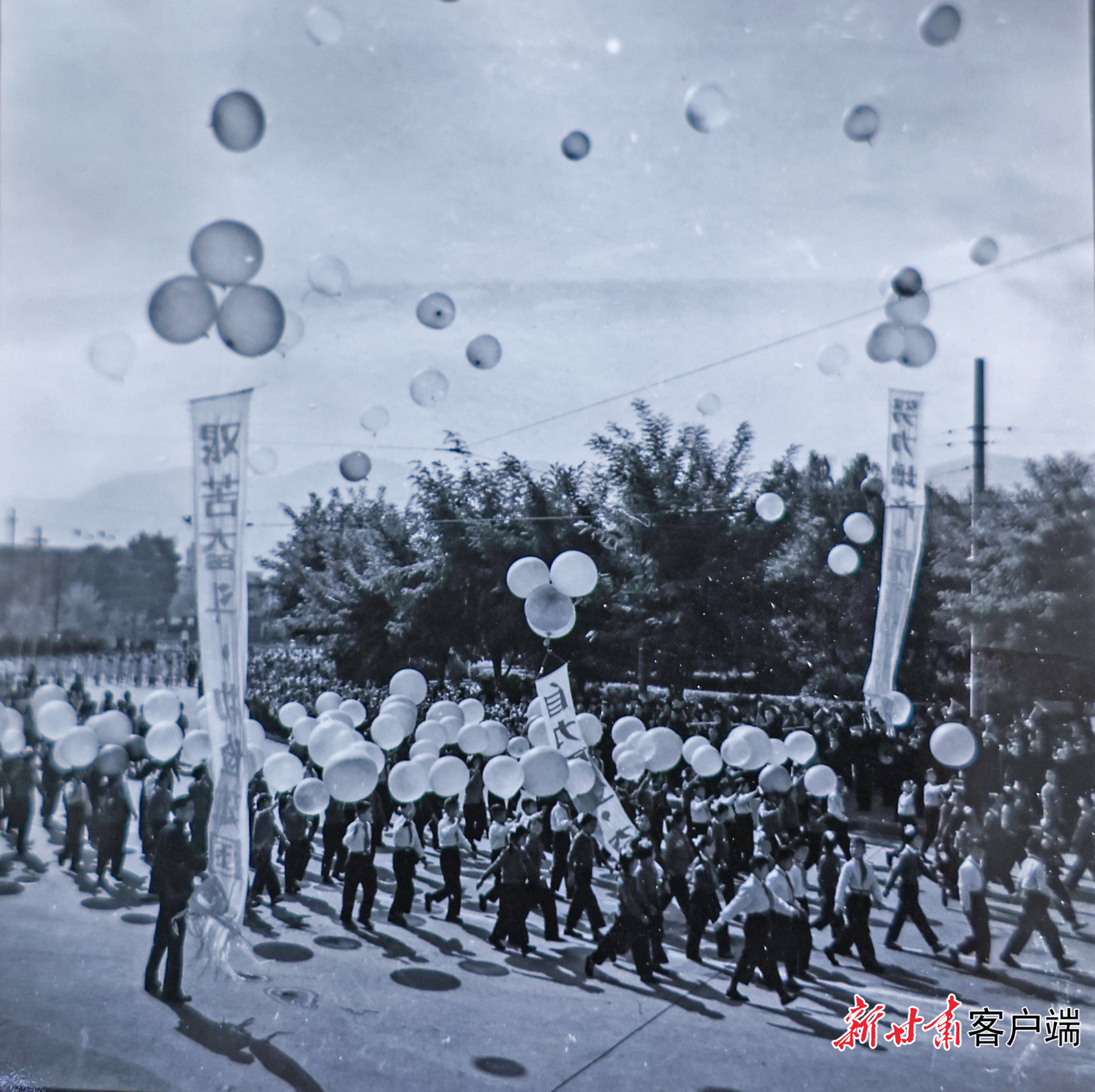 1965年10月1日，少年儿童手持花束走过主席台。《甘肃日报》资料图