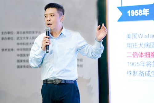 图为武汉市疾控中心主任医师朱政纲
