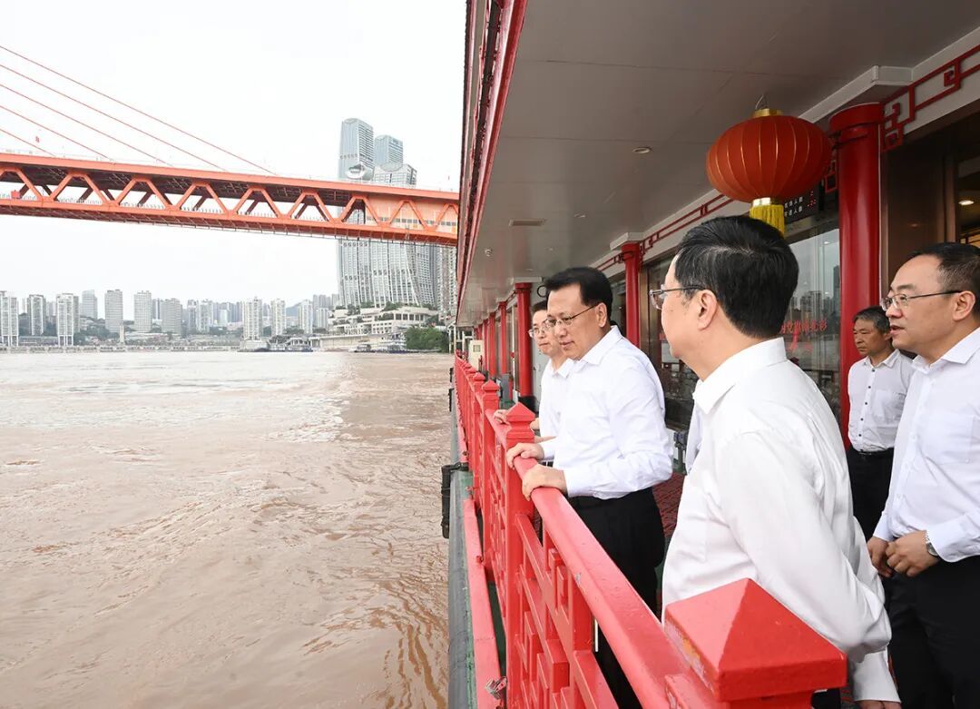 9月30日下午，在洪崖洞客运码头，市委书记袁家军，市委副书记、市长胡衡华检查“两江游”项目运行情况。记者 苏思 摄/视觉重庆