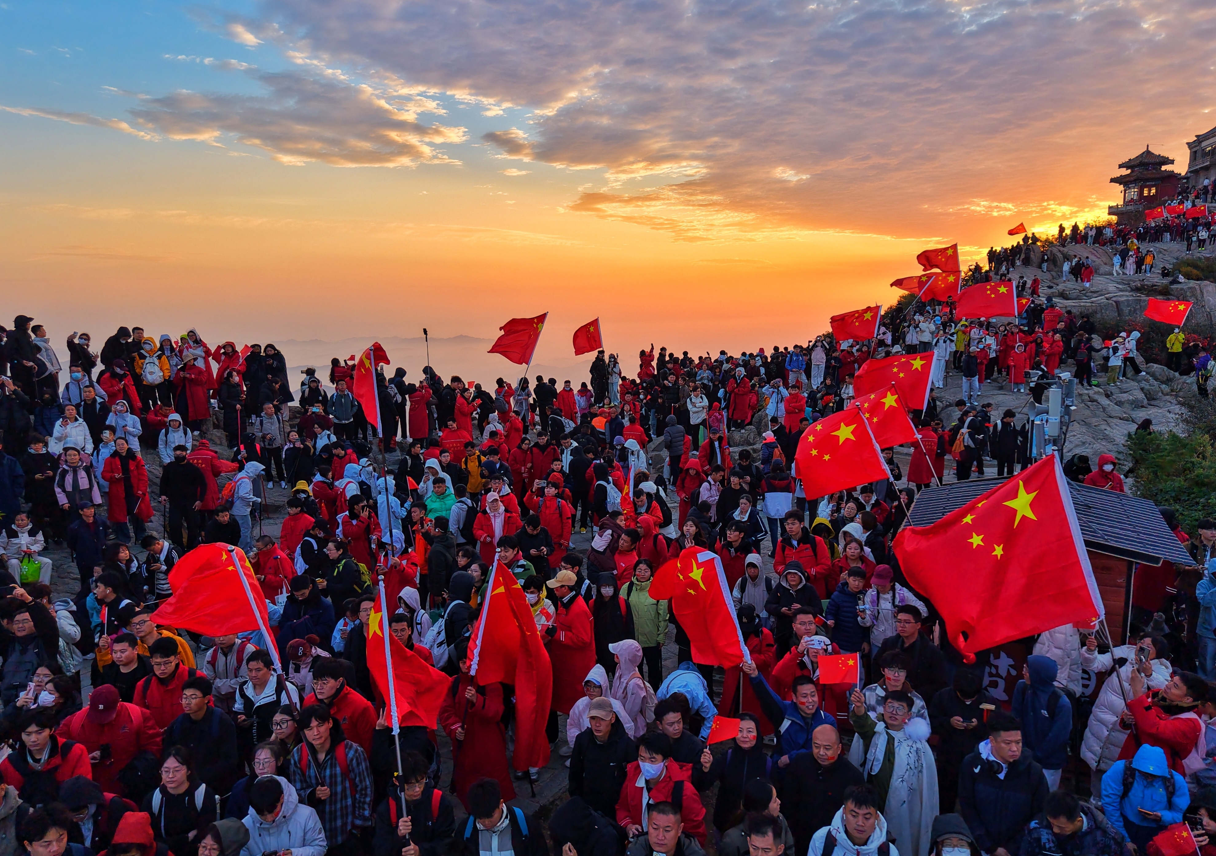 万名游客泰山放歌 歌唱祖国