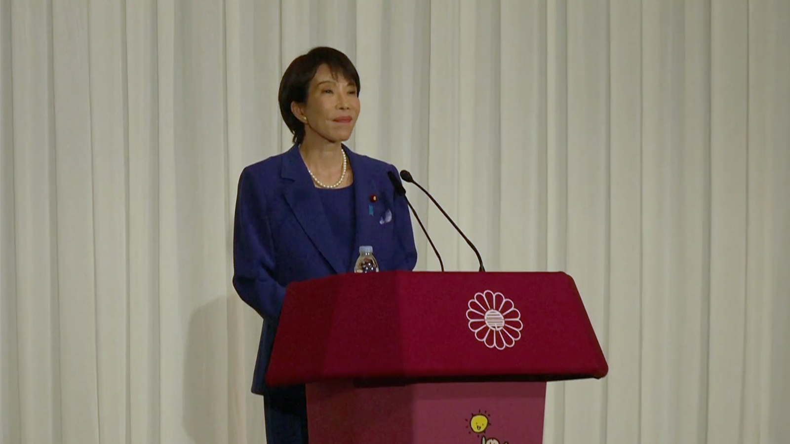 现场回顾｜自民党首位女总裁高市早苗当选后见记者