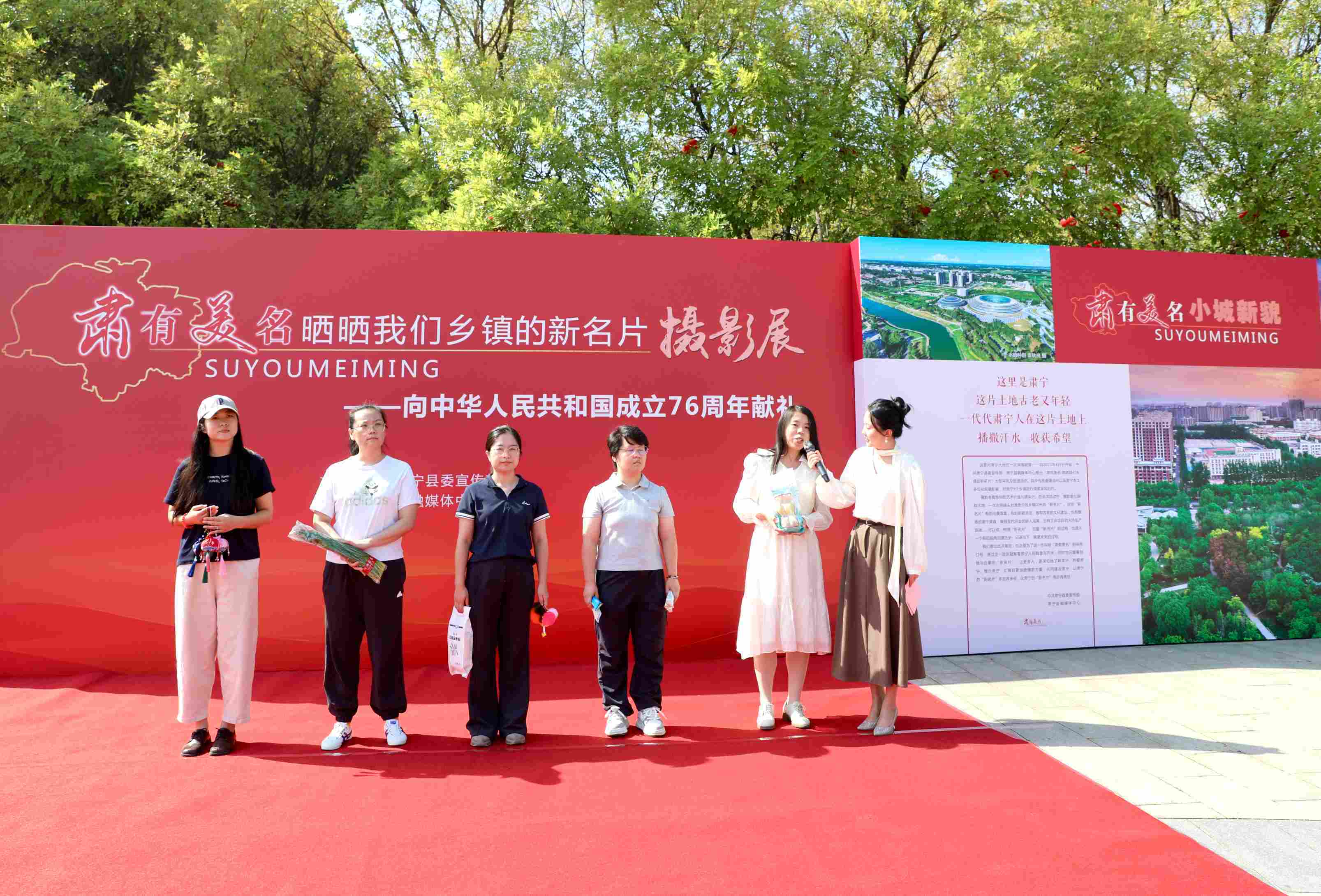 摄影展开幕式现场。刘巨雷 摄