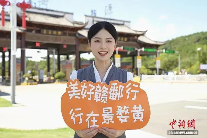 图为江西高速部门拍摄高速公路出行服务宣传视频。江西省交通投资集团路网信息中心 供图