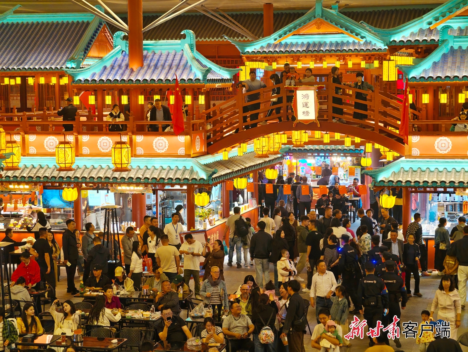 敦煌夜市“敦煌食局”　本文图片均由敦煌市委宣传部提供