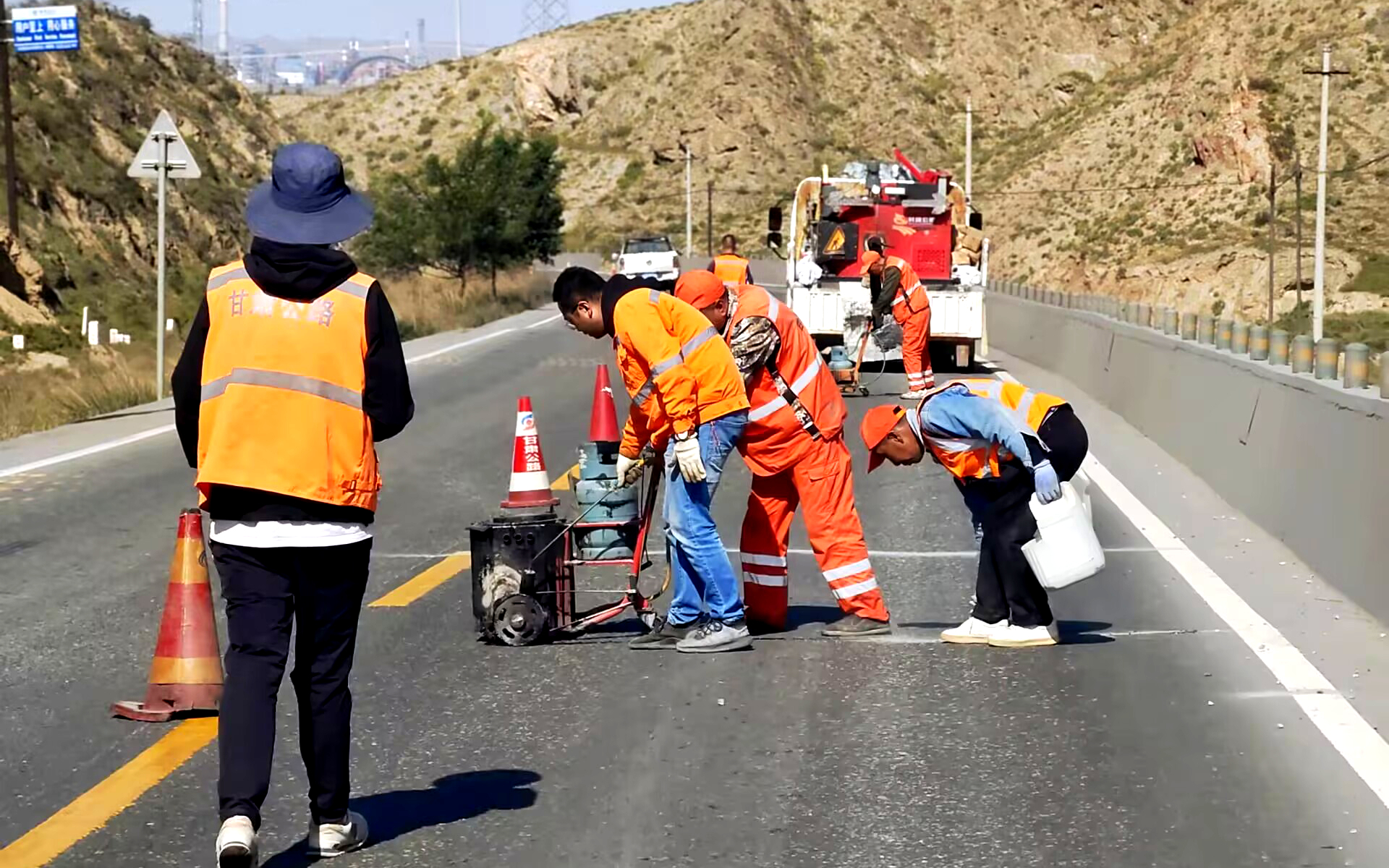 节前对环兰高速路面进行巡查修复
