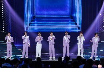 湾区升明月月圆喜相逢 2025大湾区电影音乐晚会现场 时代少年团、刘宇宁、屠洪刚、萧蔷、陈德荣亮相封面图