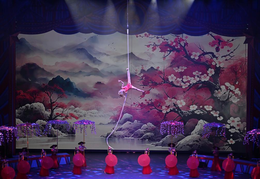 9月28日，演员在第二十届中国吴桥国际杂技艺术节开幕式上表演。新华社记者 牟宇 摄