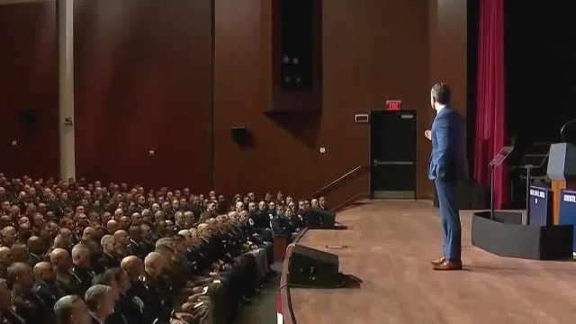 美军将领大会“双簧训话”充满冒犯，军官不堪受辱接连辞职，或掀骨牌效应