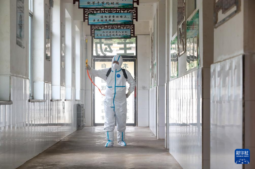 9月28日，在定西市漳县木林小学安置点，工作人员在进行环境消杀作业。