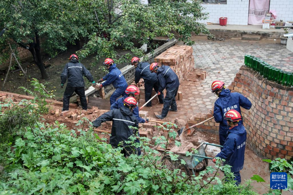 9月28日，在定西市漳县武阳镇汪家河村卢家屲社，消防人员在进行排险作业。