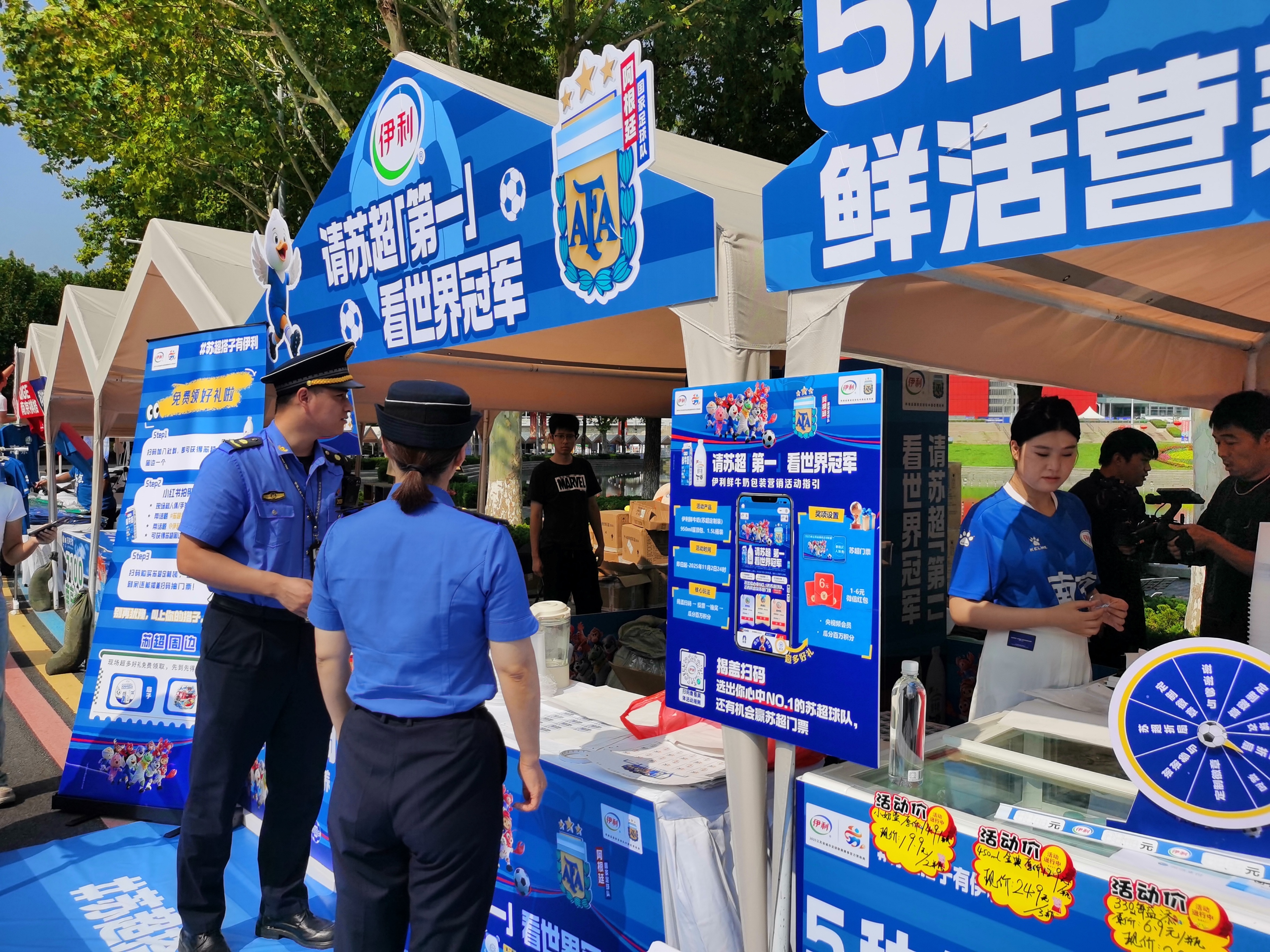 680余人次值守、超1万个车位供给!南京城管细致保障,让苏超南京主场 “畅” 且 “靓”