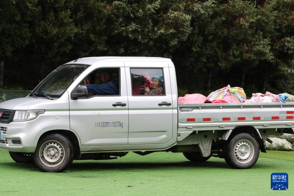 9月28日，在定西市漳县木林小学安置点，一辆转移受灾群众的车辆驶入操场。