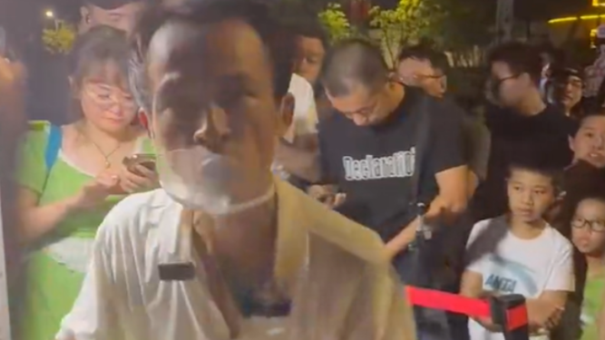 鸡排哥称享受当下状态，表示不考虑休息：我的顾客来了，我怎么能休息