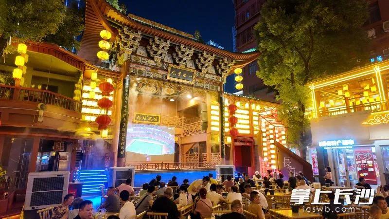 火宫殿“第二现场”。长沙晚报全媒体记者 洪虹 实习生 范雯 摄