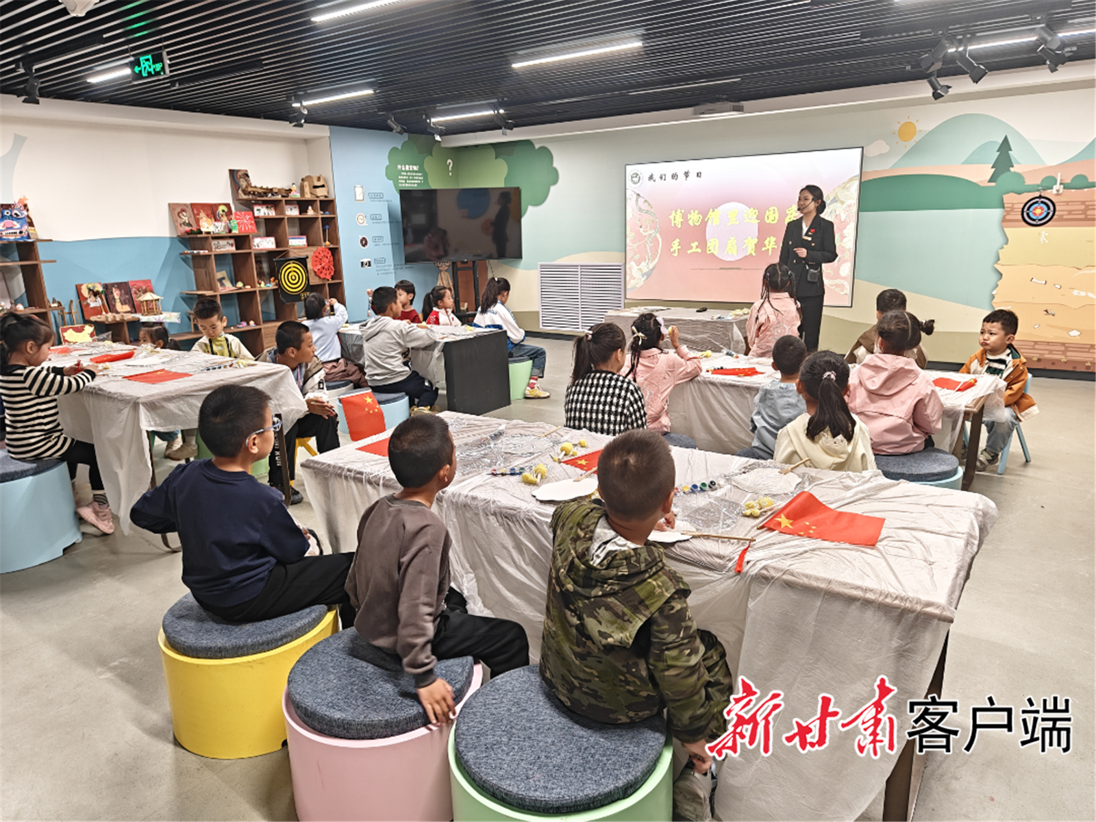 武威市博物馆里社教老师带领孩子们制作团扇