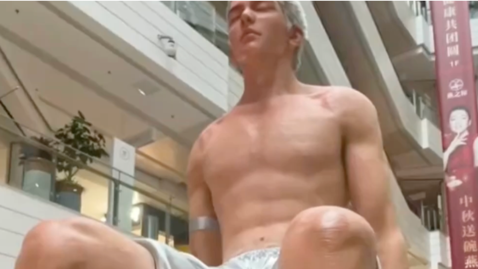 见过帅哥，但没见过那么大的！太原一商场惊现10米高巨人，皮肤和毛孔清晰可见，工作人员：造价100多万，想让它在节假日吸引客流