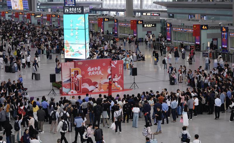 假期首日 西安铁路局加开旅客列车250列