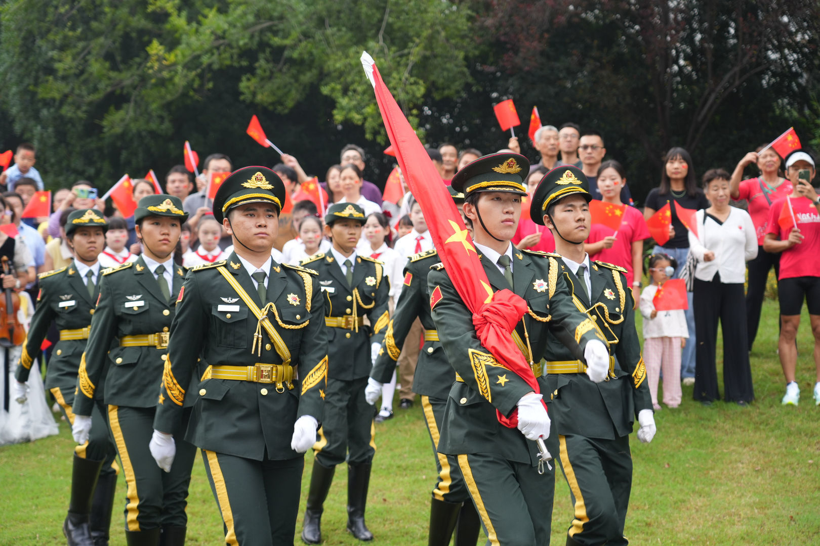 升旗游园歌盛世！这个国庆 东湖听涛这样为祖国庆生……