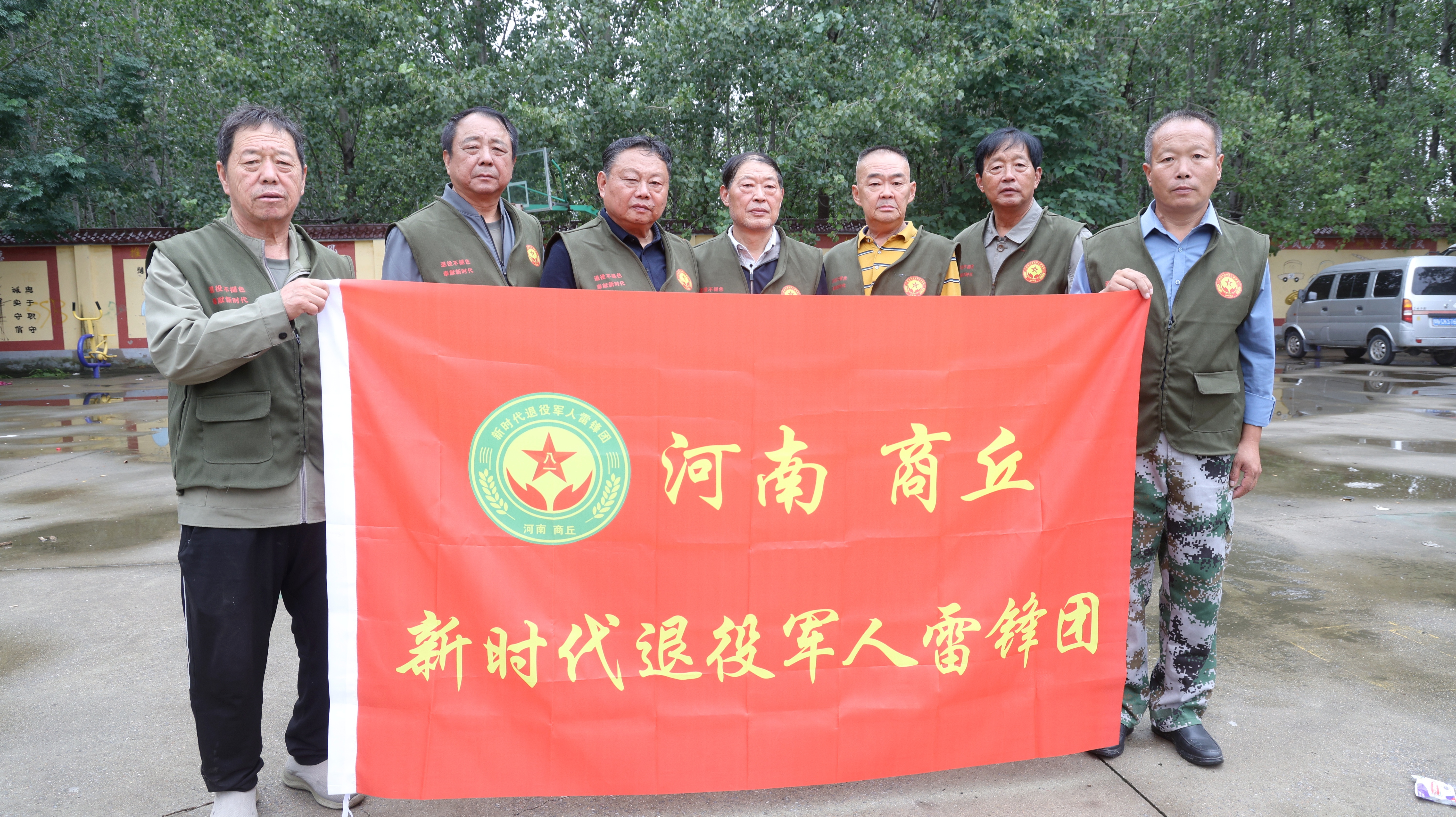 柘城县退役军人14载风雨赴中秋 “儿女”踏雨暖英烈