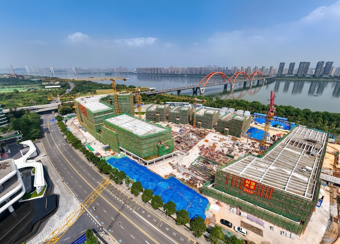 (9月29日,湖南湘江新区湘江基金小镇二期项目主体结构全面封顶,较计划提前3个月。该项目预计2026年上半年竣工,建成后将成为湖南金融新地标。 湖南日报全媒体记者 傅聪 王晗 摄影报道 )