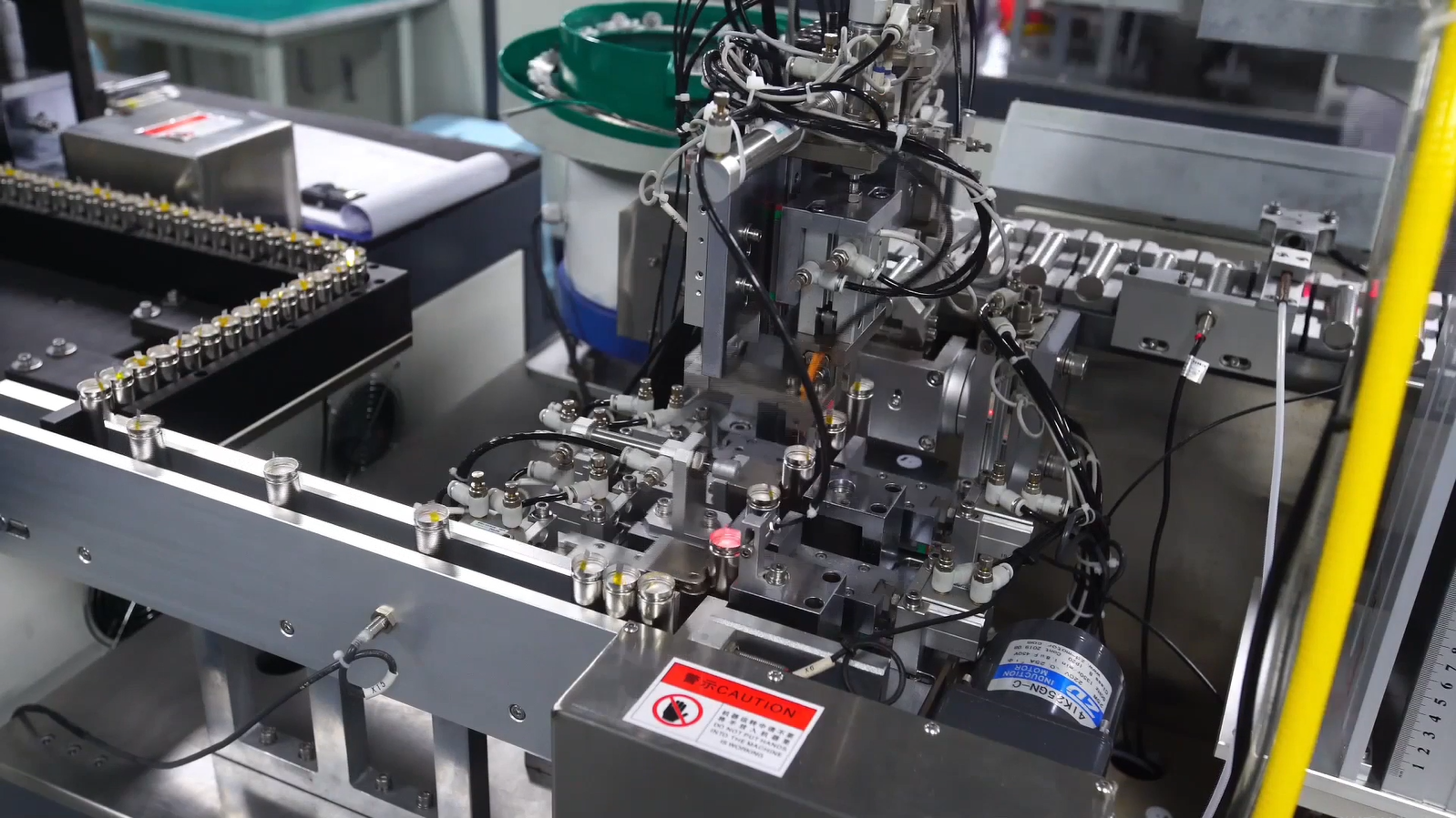 △飞速运转的自动化电池生产线见证绿色低碳产业发展