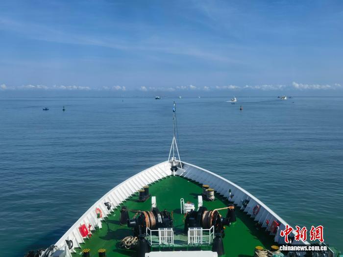 10月1日,海南海事局联合广东海事局、南海救助局组织开展琼州海峡海空立体巡航。海南海事局 供图