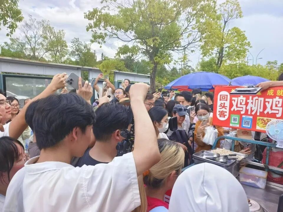 被人群包围的小摊。图/九派新闻