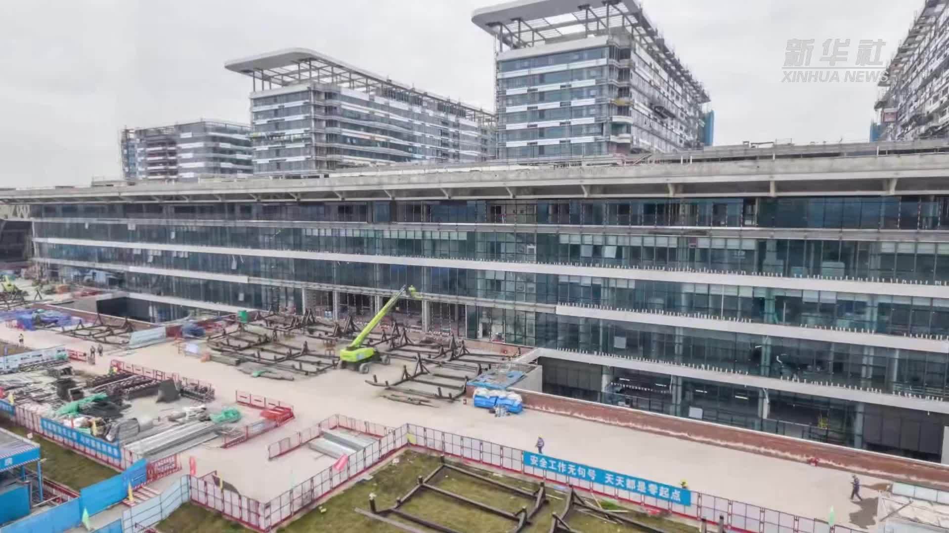 重庆：坚守岗位保进度  民生工程施工忙