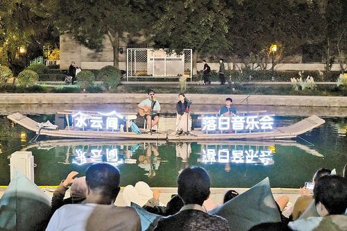 10月2日，廊坊市水云间文化商街举办落日音乐会，乐队在游船上表演。本报记者 王 伟摄