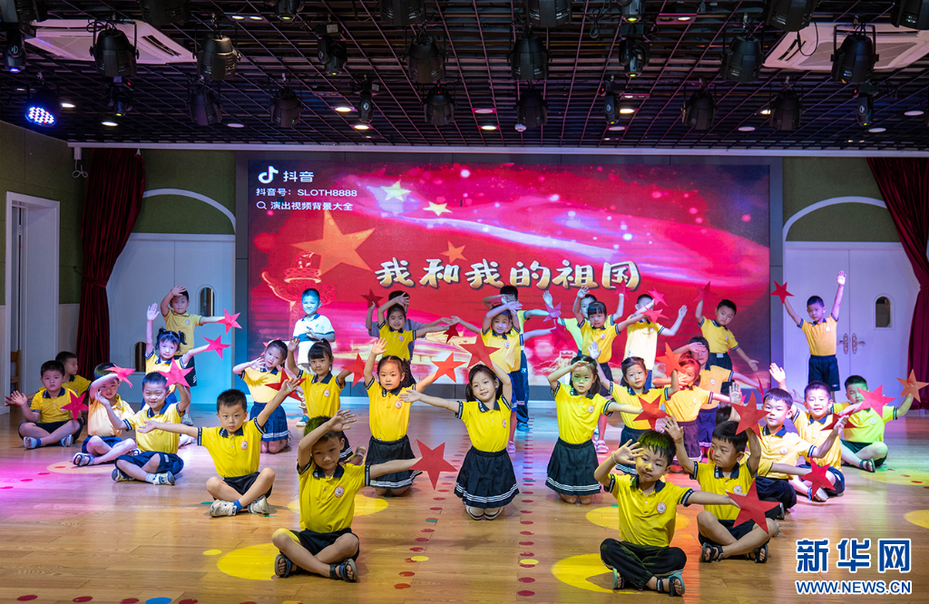 小朋友正在表演舞蹈《我和我的祖國》。新華網發 韓海建 攝