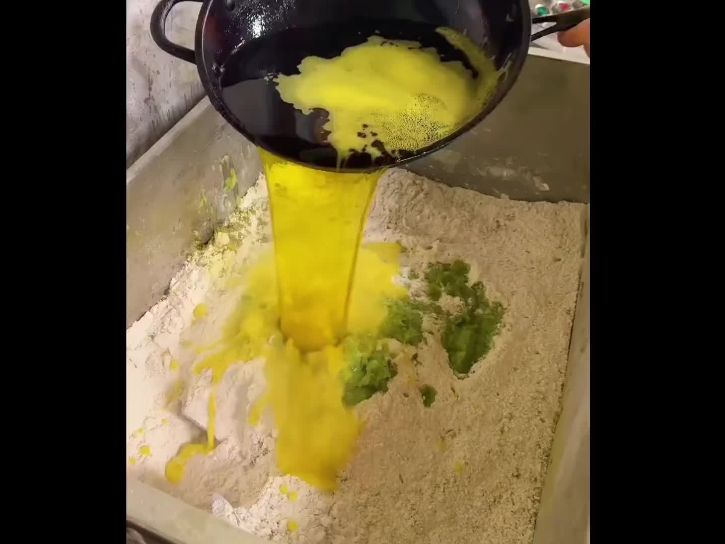 一锅热油下去了又倒一桶油！难怪现在的人容易血脂高