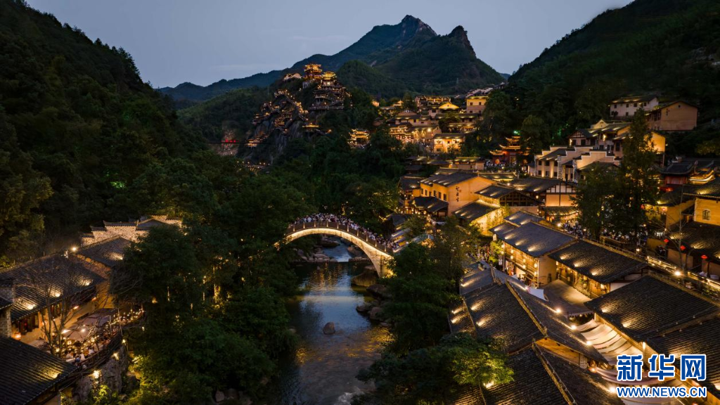 望仙谷景区灯火通明,木质楼阁如梦似幻。新华网发
